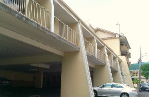 Econo Lodge Inn & Suites Parking 
