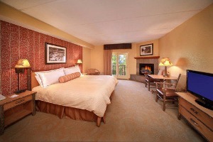 King Size hotel room at Bearskin Lodge