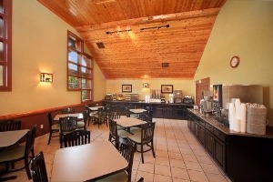 Bearskin Lodge Breakfast Area