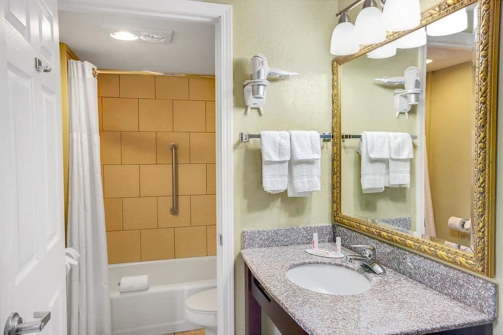 Baymont Inn & Suites Gatlinburg On The River Bathroom in the Queen Room