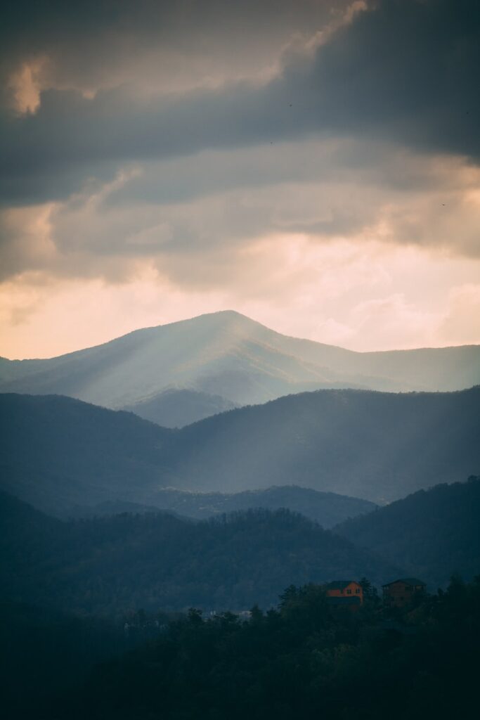 mountain under cloudy sky