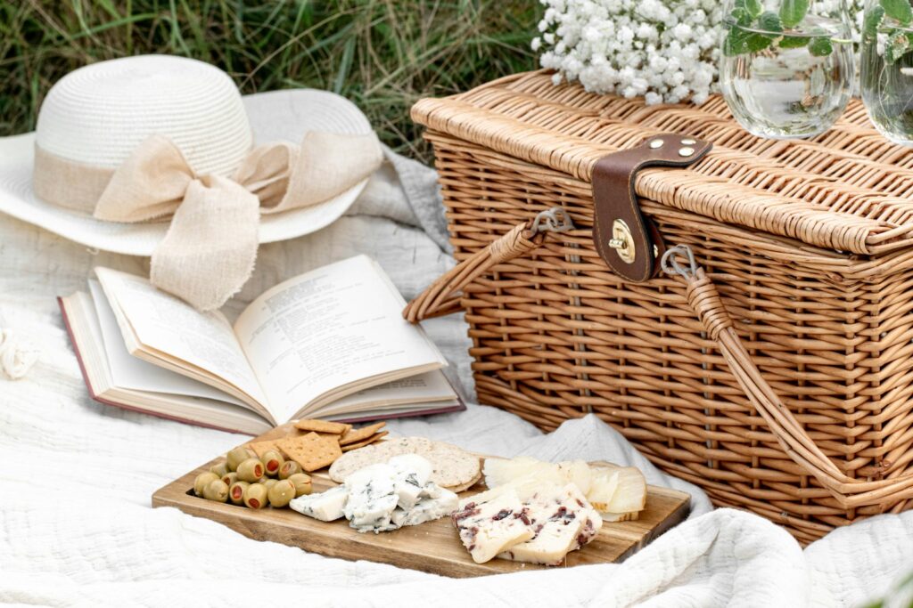 Gatlinburg picnic spots, Smoky Mountains picnic areas, beginner picnic spots Gatlinburg, Cades Cove picnic, Gatlinburg outdoor activities, Smoky Mountains family outings