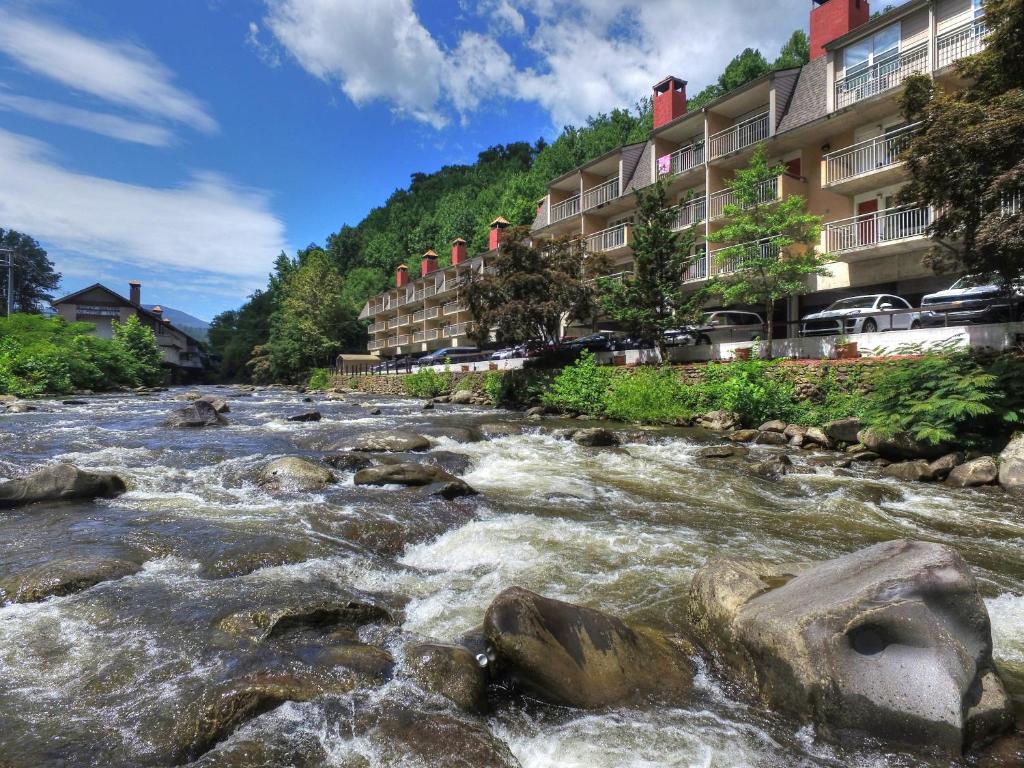 Gatlinburg River Inn: Your Riverside Retreat in the Heart of the Smokies