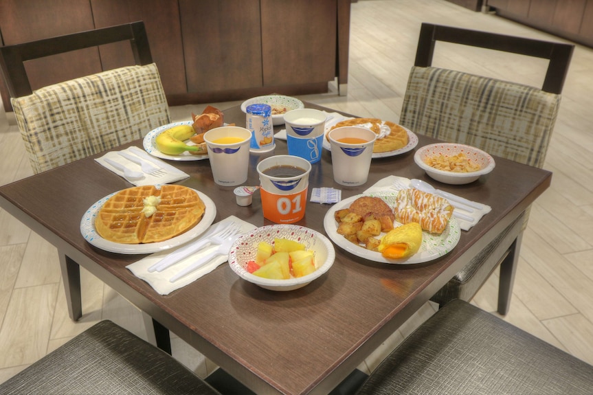 Savoring Every Bite: Breakfast and Dining Amenities at Hampton Inn Gatlinburg