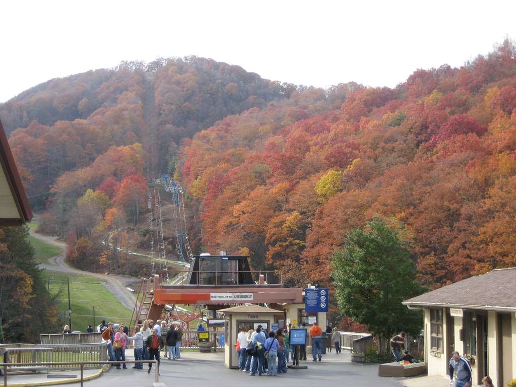 Top 5 Romantic Things to Do in Gatlinburg for Couples 2 romantic things to do in Gatlinburg for couples, Gatlinburg couples itinerary, romantic cabins in Gatlinburg, Smoky Mountain date ideas, Gatlinburg romantic getaways